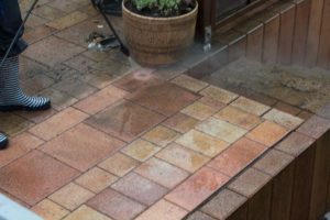 High pressure cleaning of the floor
