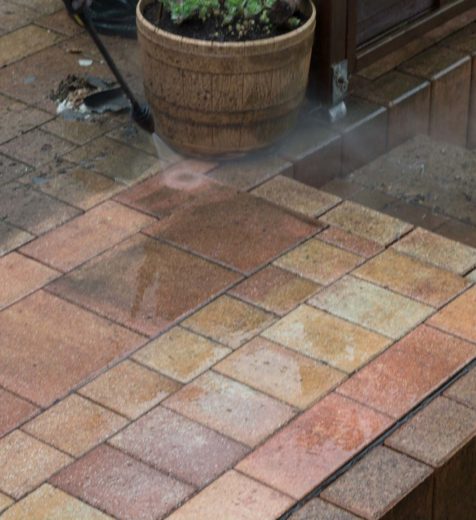 High pressure cleaning of the floor